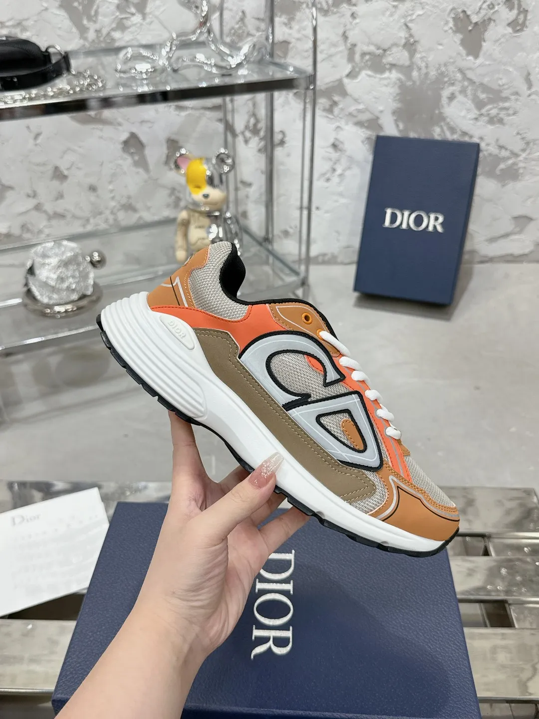 Men's men's shoes 💰600❤️❤️❤️High version Dior Dior's latest color matching B30 series reflective dad sneakers original 17380💰 purchased for development and production Brand new B30 sneakers Dad Shoes style shoes that follow the trend of the retro market The Dior logo on the tongue also indicates that this pair of shoes is the B30 model! B30 uses fine-textured leather and mesh cloth materials to form a shoe body. There are conspicuous letters CD on both sides of the shoe body to indicate identity. Many lines on the shoe body outline details to make the shoes look less monotonous and full of retro flavor. The delivery counter is exquisitely packaged🛍📦 ▪️Fabric: Original customized technical fabric + mesh ▪️Inner lining: Customized breathable lining ▪️Outsole: Original molded IP foam + TPU outsole ▪️Sole thickness: 3.5CM ▪️Size: Women’s size 35-40 / Men’s size 39-46